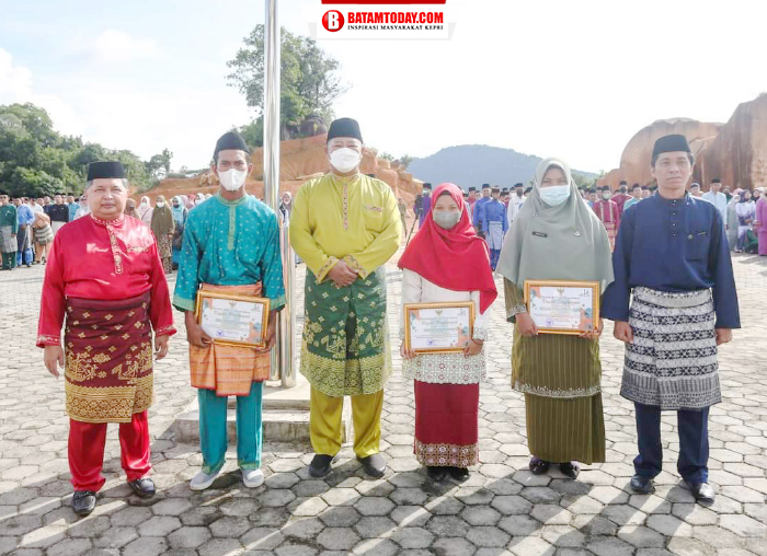 Foto bersama Bupati dan Wakil Bupati dengan penerima piagam penghargaan